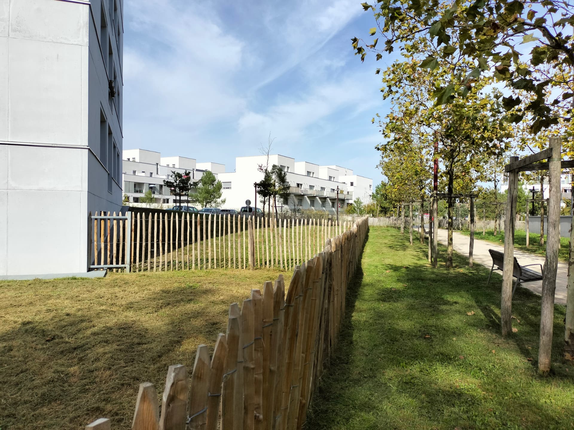 Tonte le long d'une clôture en résidence
