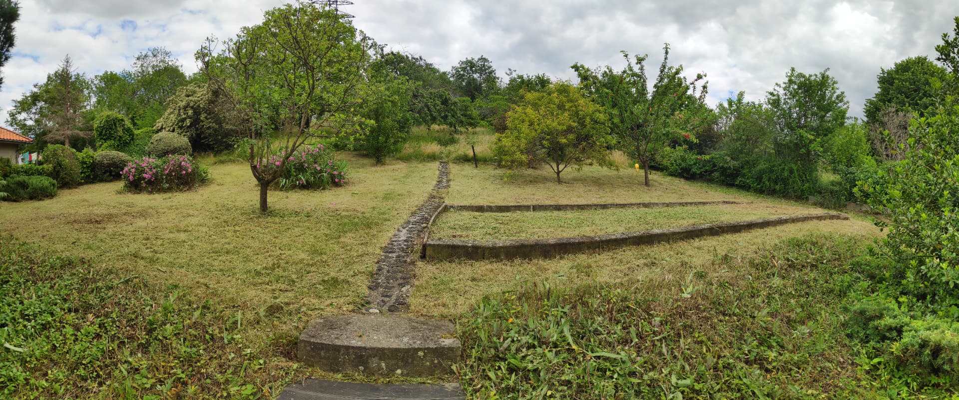 Jardin de particulier après passage — tonte et débroussaillage